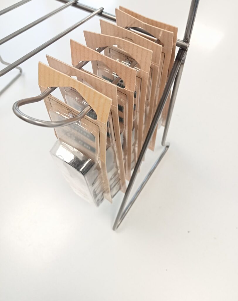 Espositore da banco in filo metallico per blister stringhe
