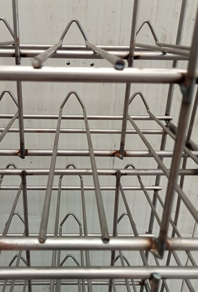 Espositore porta vini in filo metallico