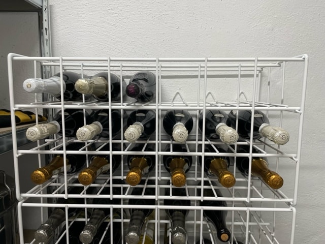 Espositore porta vini in filo metallico