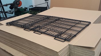 Contorno pallet con griglia in filo metallico